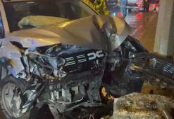 Küçükçekmece'de ıslak yolda kayan otomobil aydınlatma direğine çarptı