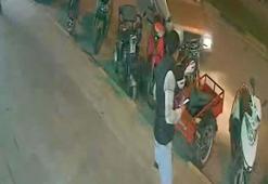 Park halindeki motosikletlere çarpan otomobildeki 3 kişi kaçmaya çalıştı; o anlar kamerada