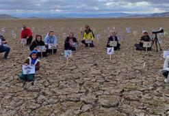 Kuruyan gölde, daha önce çekilen kuşların fotoğraflarıyla kuraklığa dikkat çektiler