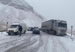 Erzincan-Sivas kara yolunda kar yağışı ulaşımı aksattı