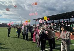 Amatör küme maçı öncesi kanseri yenen Nilda için stadyumda balon uçuruldu