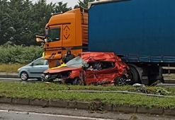 Rize’de otomobil TIR’a çarptı: 3 ölü