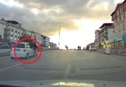 Yolun karşısına geçerken otomobilin çarptığı 2 kişi yaralandı; o anlar kamerada