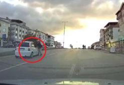 Yolun karşısına geçerken otomobilin çarptığı 2 kişi yaralandı; o anlar kamerada