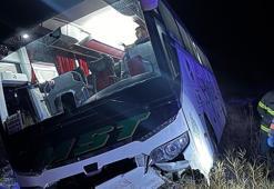 Yemekten zehirlenip fenalaşan sürücünün kullandığı yolcu otobüsü devrildi; 6 yaralı