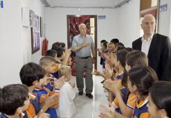 Hızır öğretmenin 43 yıllık eğitim serüveni, sürpriz veda ile taçlandırıldı