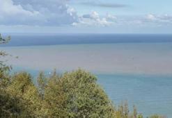 Bartın Irmağı’nın taşıdığı çamur nedeniyle denizin rengi değişti