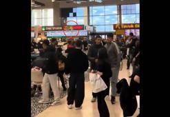 AVM'de 'ne bakıyorsun' kavgası kamerada