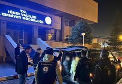 Hafif ticari aracın bagajından 10 kaçak göçmen çıktı