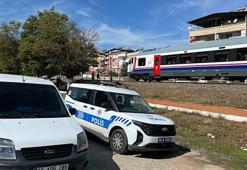 Torununu trenin altında kalmaktan kurtardı, kendisi ağır yaralandı