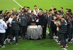 A Milli Takım’da ‘dalya’ diyen Çalhanoğlu’na 100'üncü maç pastası