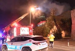 Fatih'te 2 katlı metruk bina alev alev yandı