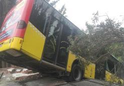 Üsküdar'da el freni çekilmeyen İETT otobüsü istinat duvarına çarparak askıda kaldı