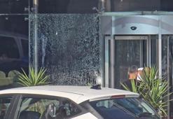 Ataşehir'de motosikletli saldırganlar oto galeriyi kurşunladı: 2 yaralı