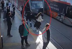 Tramvayın altında kalmaktan güvenlik görevlisi kurtardı; o anlar kamerada