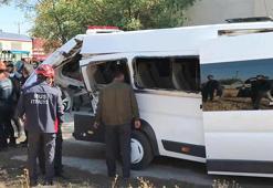 Yolcu treni servis minibüsüne çarptı; 17 öğrenci yaralandı
