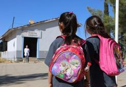 2 öğrencinin eğitim gördüğü okulda hem öğretmenlik hem arkadaşlık yapıyor