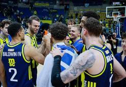 Fenerbahçe taraftarı parkede takımlarını yalnız bırakmıyor