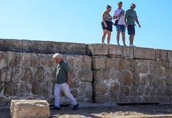 Üzerindeki çatlaklar her yıl büyüyen mendireğin yıkılma tehlikesi