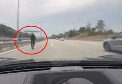Otoyolda yürüyen yaya, sürücünün dikkati sayesinde kurtuldu; o anlar kamerada
