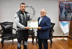 Yolcuyu, tramvayın altından kalmaktan kurtaran güvenlik görevlisine teşekkür belgesi