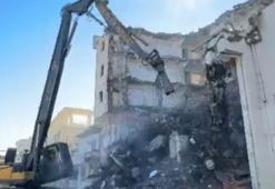 Depremde hasar gören 47 yıllık banka binası yıkılıyor