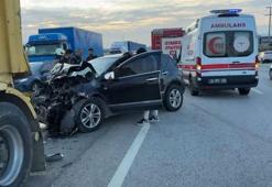 Silivri’de otomobil hafriyat kamyonuna çarptı: 2 yaralı