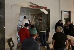 Kamyon 4 katlı apartmanın giriş katına çarptı: Daire sakinlerinin korku yaşadığı kaza kamerada