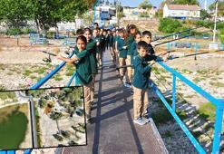 Gediz kurudu, öğrenciler boş nehir yatağına olta attı