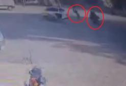 Kazada motosikletin savrulan sürücüsü yol kenarındaki çifte çarptı