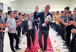 Emekli olan Bayram öğretmen 37 yıl görev yaptığı okuldan kırmızı halıyla uğurlandı