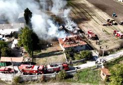 Odunlukta çıkan yangında evin bir bölümü ile traktör ve motosiklet de yandı