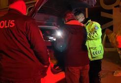 İkinci kez alkollü yakalandı, otomobilin çekilmemesi için polise dil döktü; o anlar kamerada