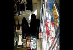 Çarşaflı 3 kadının, kuyumcudan 1 milyon 200 bin liralık soygunu kamerada