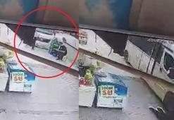 Yolcu minibüsü kaldırımdaki 2 kişiye çarptı; kaza kamerada