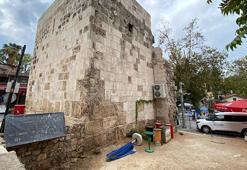 Tarihi burcun duvarı, klima takmak için delindi