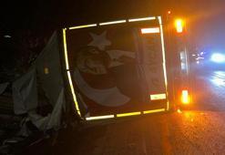 Kastamonu’da devrilen TIR otomobili bariyere sıkıştırdı; 2 yaralı