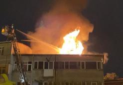 Beyoğlu’nda tekstil atölyesinin çatısı alev alev yandı