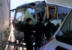 Bakırköy'de çevik kuvvet otobüsü üst geçide çarptı; araçta sıkışan polisi itfaiye kurtardı