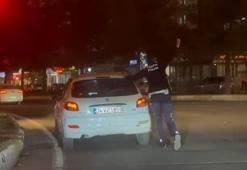 Trafik polisi, yolda kalan otomobili iterek sürücüye yardım etti