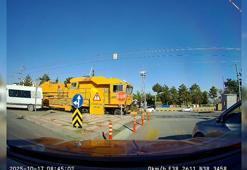 Bariyer erken açıldı, servisteki öğrenciler tehlike atlattı