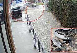 Sürücüsünün kontrolünü yitirdiği otomobil, satış firmasının aracına çarptı