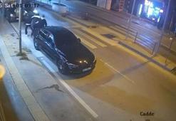 Kontrolden çıkan otomobilin park halindeki araca çarptığı kaza kamerada; 3 yaya son anda kurtuldu