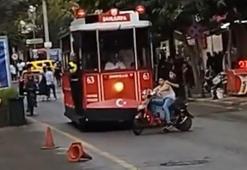 Motosikleti, nostaljik tramvayın altında kalmaktan vatmanın dikkati kurtardı