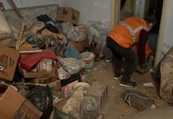 Zihinsel engelli kadın, çöp evde 1 ay önce ölen annesinin cesediyle yaşamış