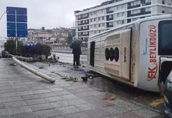Büyükçekmece'de aydınlatma direğine çarpan minibüs devrildi; 2 yaralı: Kaza anı kamerada