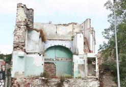 Fatih'te surların üzerindeki kaçak yapı tedirgin ediyor