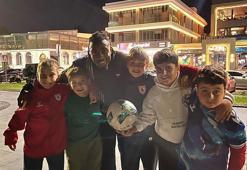 Samsunsporlu Makoumbou, çocuklarla kaldırımda futbol oynadı