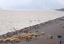 Konyaaltı Sahili'nde ekimde deniz keyfi
