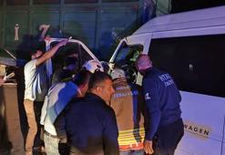 Hatay'da işçileri taşıyan servis minibüsü traktörün römorkuna çarptı: 14 Yaralı